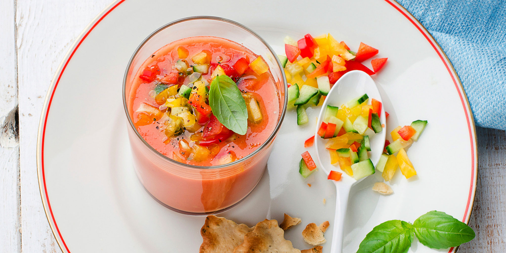 Gazpacho met toppings 